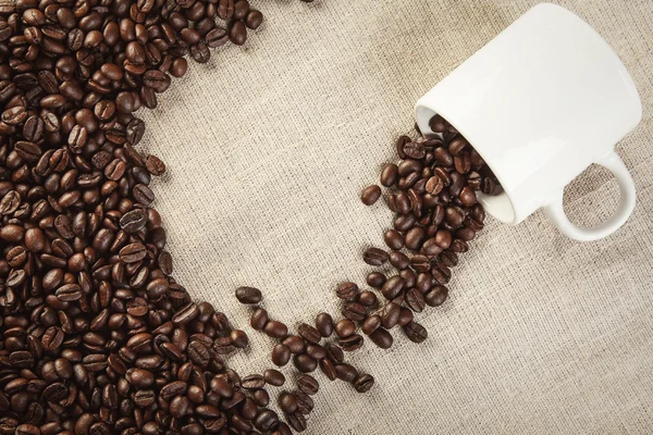 Kaffeetasse und Bohnen Draufsicht Hintergrund — Stockfoto