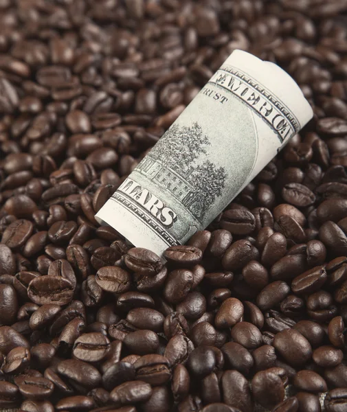 Toning retro stye foto dinheiro e grãos de café fundo — Fotografia de Stock