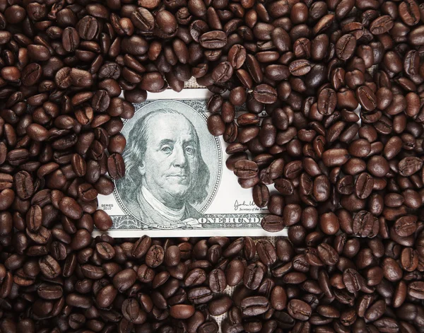 Foto Nahaufnahme Dollars mit Kaffeebohnen bedeckt bg — Stockfoto
