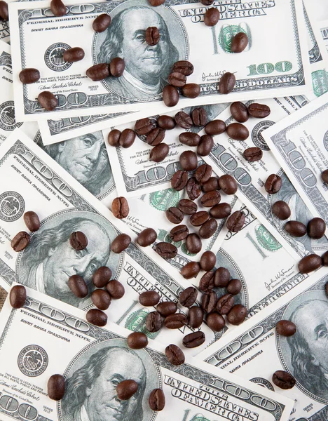 咖啡豆散落在咖啡照片美元价格 — 图库照片