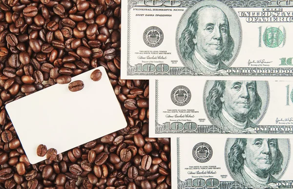 Geld Dollar und Kaffeebohnen Hintergrund mit leerer Karte — Stockfoto