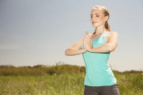 Güzel spor genç kadın açık havada yoga ph egzersiz — Stok fotoğraf