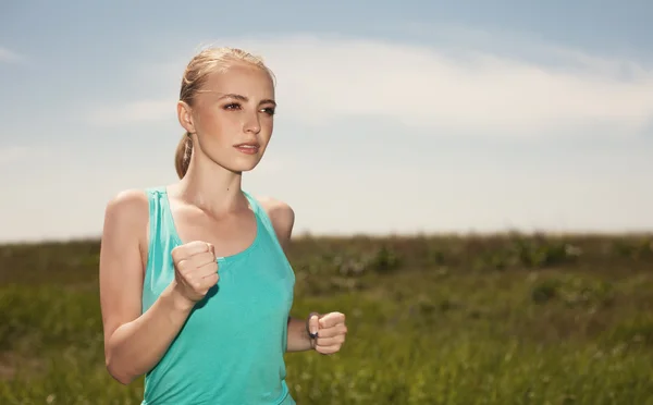 Fitness människor och hälsosam livsstil konceptet unga kvinnliga löpare — Stockfoto