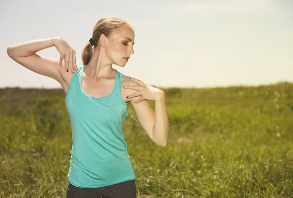 Sport bionda giovane donna che si esercita in mezzo alla natura yoga foto — Foto Stock