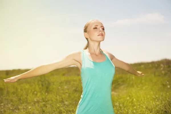 Deporte mujer rubia haciendo ejercicio al aire libre foto de yoga en nat —  Fotos de Stock