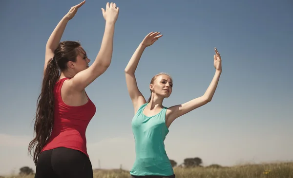 Genç kadınlar yoga açık havada fotoğraf konaklama ve pozlar — Stok fotoğraf