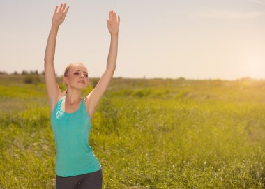 sarışın kadın açık havada yoga resmi doğa için egzersiz