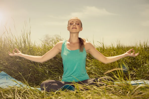 Schoonheid passen blonde jonge vrouw mediteren op de natuur met ogen — Stockfoto