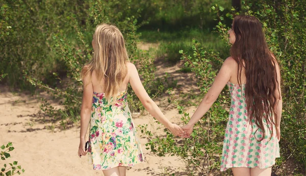 Figury wallk dwie młode dziewczyny romantyczny w zielone drewno — Zdjęcie stockowe