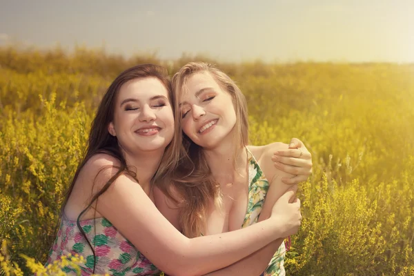 Duas belas mulheres jovens se divertindo na natureza — Fotografia de Stock
