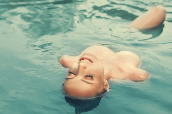 Mujer joven nadando tinte foto —  Fotos de Stock