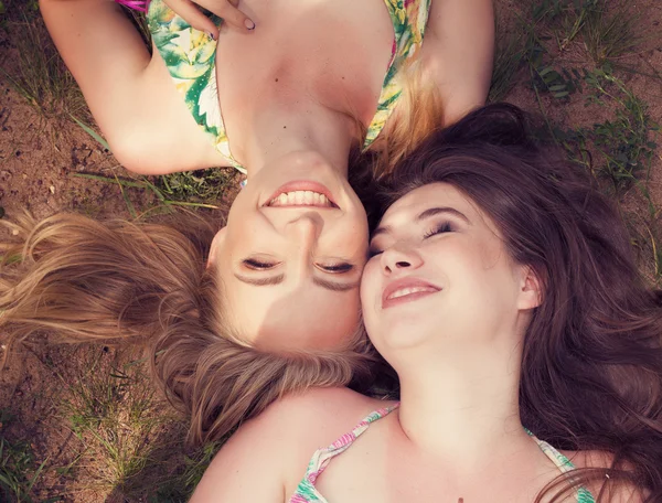 Przyjaciele szczęśliwy nastolatków, leżąc na trawie, śmiejąc się w parku — Zdjęcie stockowe