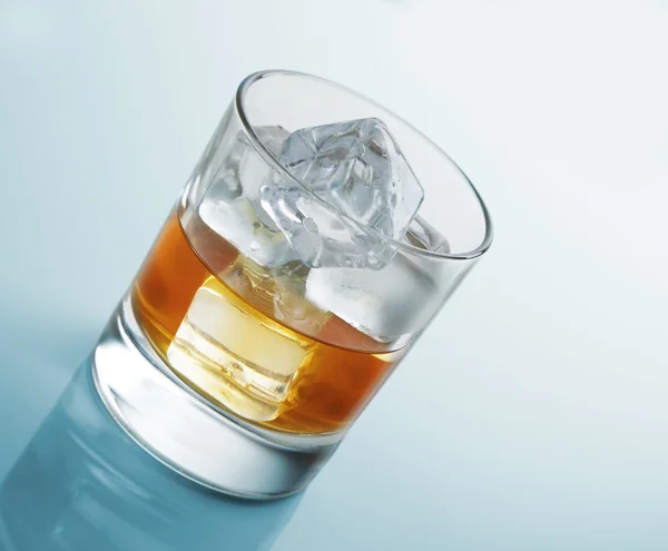 Glass of scotch whiskey and ice studio photo — Stock Photo, Image