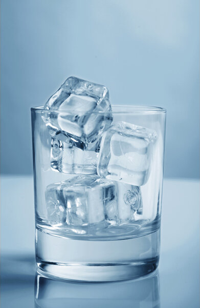 Стекло с кубиками льда тонизирующие фото голубой студии выстрел
