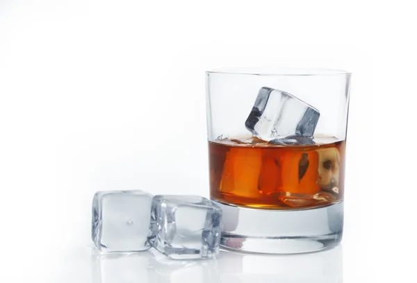 Close up of whiskey in Glass of Ice Cubes with reflection isolat — Stock Photo, Image