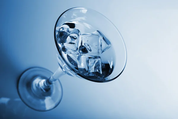 Голубой тонизирующий кубики льда таяния и стекло алкогольной студии выстрел — стоковое фото