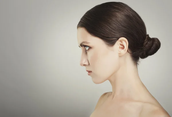 Vacker kvinna vårdar huden nacken poserar på studio isolatet — Stockfoto