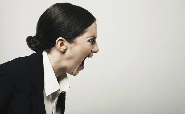 Bella giovane donna arrabbiata urlando studio colpo — Foto Stock