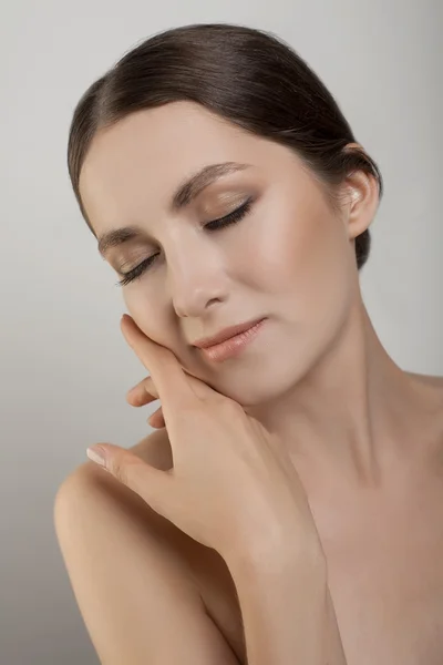 Beauty young brunette  woman portrait studio shot — Stock Photo, Image