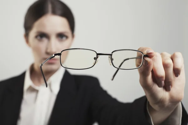 Mulher borrada visto corretamente óculos — Fotografia de Stock