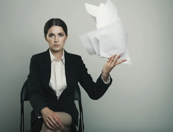 Uitvoerend lady elegant gekleed gooien een stapel papier aan de — Stockfoto