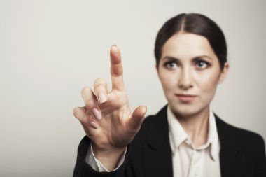 Düğme yüzü bulanık izole itme iş kadını 