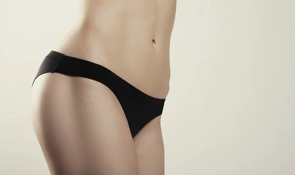 Schöne schlanke Frau Körper in schwarzen Höschen. — Stockfoto