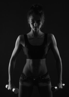 Sportif kız egzersiz halter bw studio ile atış yapmak