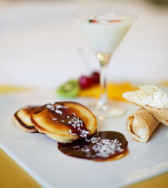 Meyve ve çikolata çöller otel. Kahvaltı.