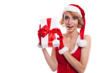 Hediye kutusu ile neşeli santa yardımcı sarışın kızın resmi