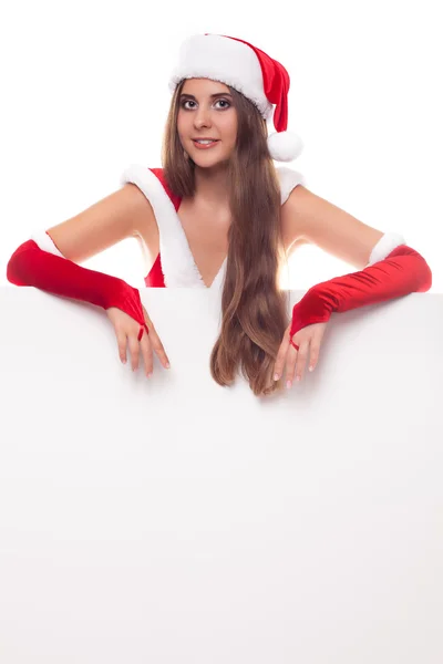 Hermosa joven navidad mujer en santa sombrero sosteniendo tablero vacío —  Fotos de Stock