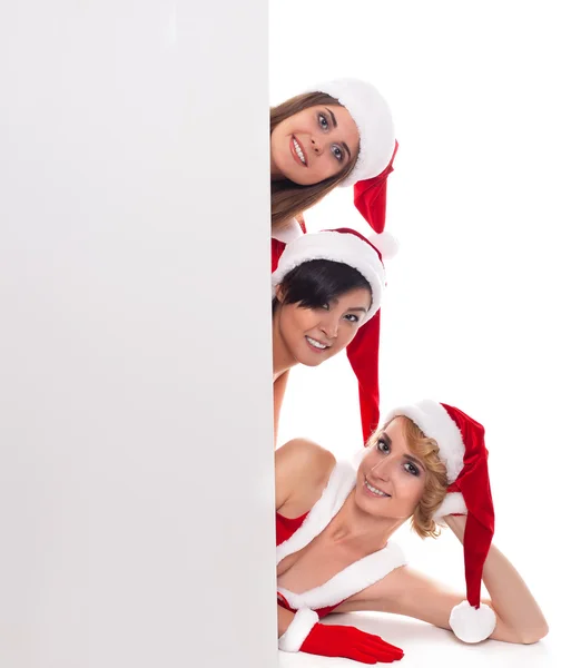 Reklama i sprzedaż koncepcja trzy szczęśliwe kobiety w santa pomóc — Zdjęcie stockowe