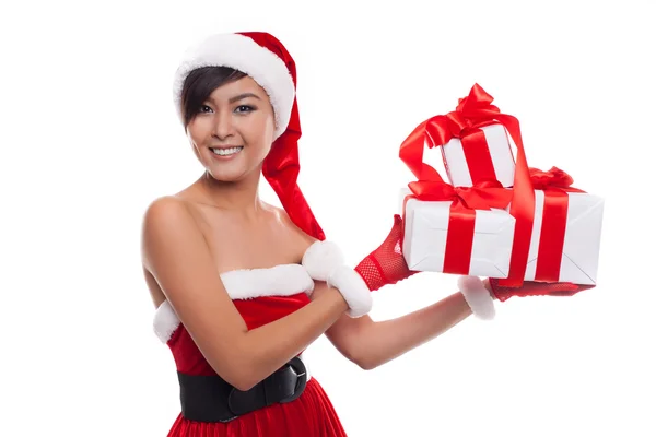 Молода жінка з Санта hat проведення різдвяні подарунки — стокове фото