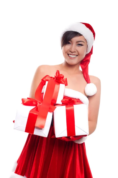 Chapeau de Noël femme de Noël tenant cadeaux de Noël souriant heureux — Photo