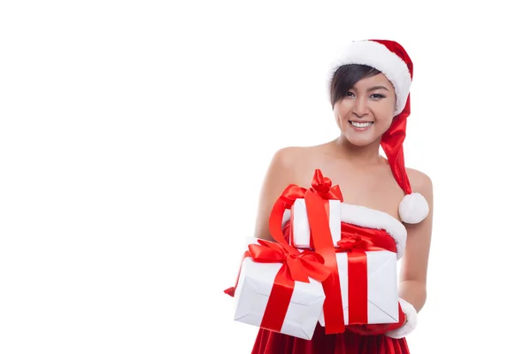 Santa sombrero de Navidad mujer asiática sosteniendo regalos de Navidad sonriendo — Foto de Stock