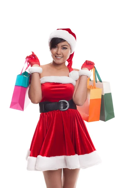 Mujer asiática en traje de santa rojo con coloridas bolsas de compras — Foto de Stock