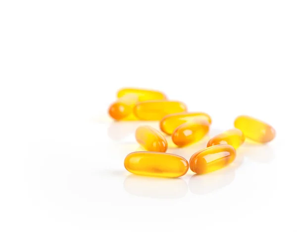 Muchas píldoras amarillas aisladas sobre fondo blanco —  Fotos de Stock