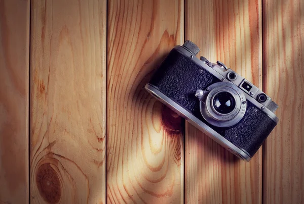 Cámara de película vintage sobre mesa de madera. Vista superior con espacio de copia —  Fotos de Stock