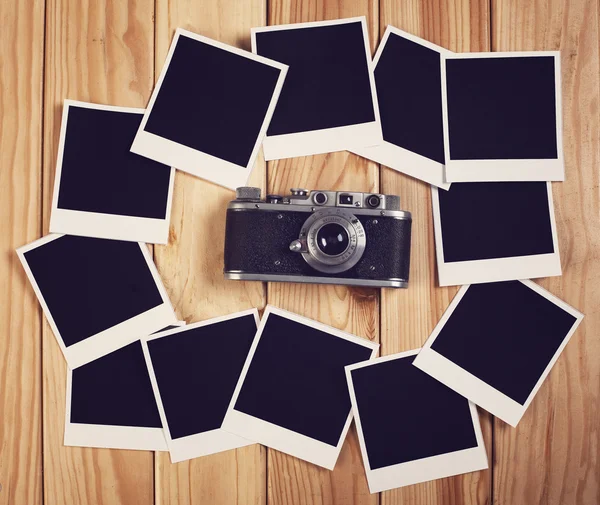 Vintage camera en veel lege fotolijsten op houten tafel. Boven — Stockfoto