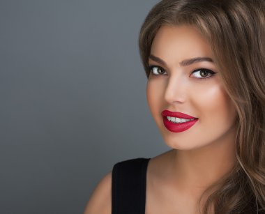 Güzel kız stüdyo portre esmer genç gülümsemek yüz