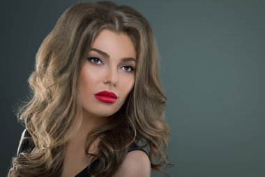 Uzun dalgalı saçlı kadın esmer kıvırcık hai ile güzel kız