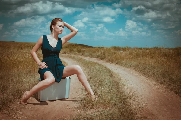 Mulher sentar-se em um retrato natureza caso — Fotografia de Stock