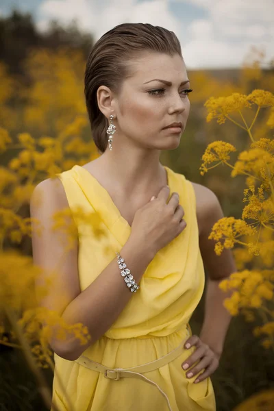 Femeie tânără în rochie galbenă în natură portret — Fotografie, imagine de stoc