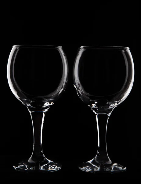 スタジオ撮影で黒の背景に 2 つのワインのグラスを空に — ストック写真