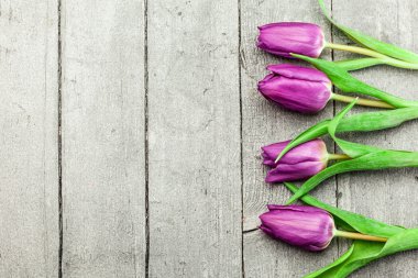 Ahşap masa üzerinde mor laleler