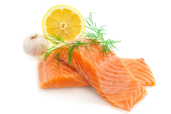 Frischer Lachs vor weißem Hintergrund — Stockfoto