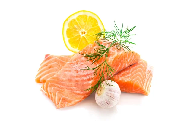 Verse zalm over witte geïsoleerde achtergrond — Stockfoto