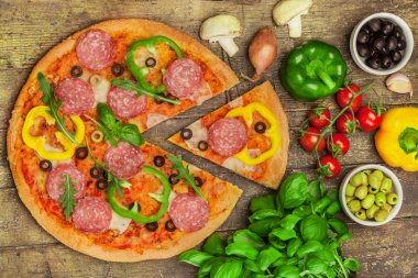 Lezzetli pizza salam ve kırmızı biber ile