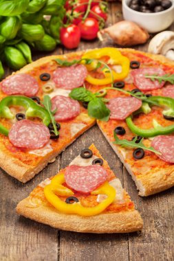 Lezzetli pizza salam ve kırmızı biber ile