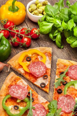 Lezzetli pizza salam ve kırmızı biber ile